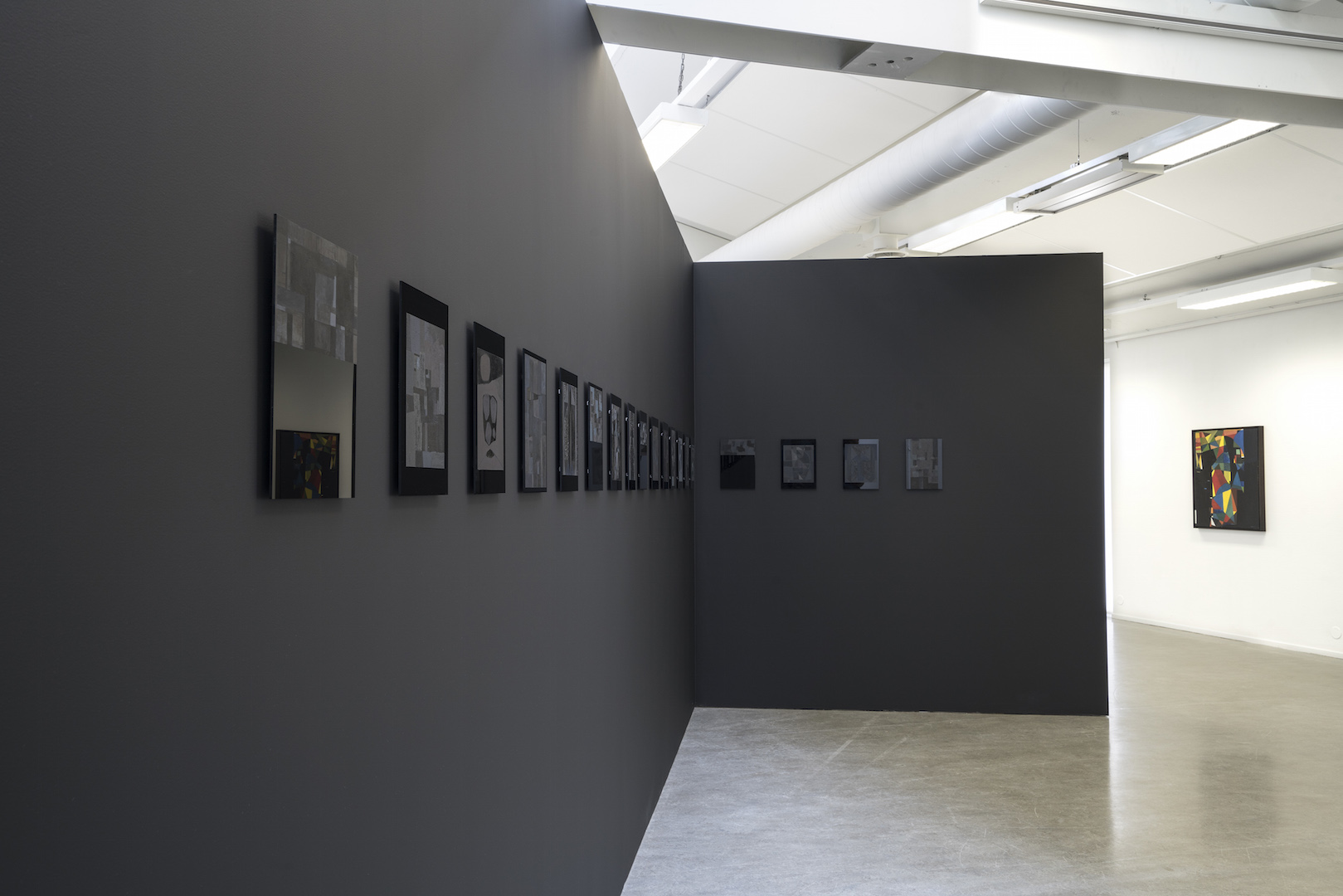 6.Installasjonsbilde Black Letters med Jakob Weidemann i bakgrunnen